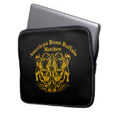 Goldenes Bison läuft bei Sonnenuntergang über die  Laptopschutzhülle (Vorderseite Links)