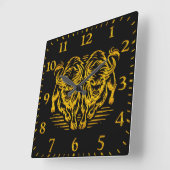 Goldenes Bison läuft bei Sonnenuntergang über die Quadratische Wanduhr (Winkel)