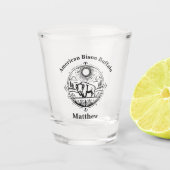 Goldenes Bison Stehend in einer malerischen Landsc Schnapsglas (Vorderseite)