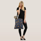Goldenes Blumenmuster Botanisches Design Tasche (Am Model)