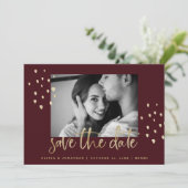 Goldenes Datum | Gold Script Burgundy mit Foto Save The Date (Stehend Vorderseite)