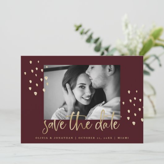 Goldenes Datum | Gold Script Burgundy mit Foto Save The Date (Stehend Vorderseite)