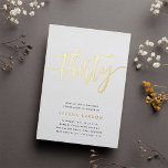 Goldenes Drehbuch 30. Geburtstag Party Folieneinladung<br><div class="desc">Feiern Sie ihren Meilenstein Geburtstag mit diesen schicken 30. Geburtstagsfeiern mit "dreißig" in der modernen Goldfolie handgezeichneten Schriftzeichen. Personalisieren Sie Ihre Party-Details unten. Eine unvergessliche,  luxuriöse Wahl für fabelhafte 30. Geburtstagsfeiern.</div>