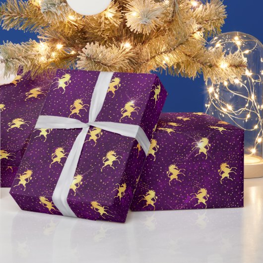 Goldenes Einhorn-Gitternetz auf Tiefpurpur Geschenkpapier (Feiertage)
