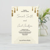 Goldenes Feather und Art Beige Hochzeit Einladunge Einladung (Stehend Vorderseite)