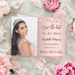 Goldenes Foto der Quinceanera-Rose Save The Date<br><div class="desc">Ein modernes und elegantes Save the Date für eine Quinceañera. Rose goldener Hintergrund,  mit Rose goldfarben Konfetti dekoriert. Personalisieren und hinzufügen eines Fotos,  Datums und Namens. Der Text: Save the Date wird mit einem angesagten,  handgeschriebenen Stilskript geschrieben.</div>