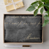 Goldenes Französisches Skript auf Distressive Gray Seidenpapier (Geschenk)