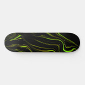 Goldenes Gras, weiche grüne, lange Spuren auf schw Skateboard (Horizontal)