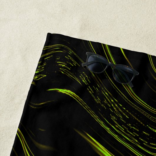 Goldenes Gras, weiche grüne, lange Spuren auf schw Strandtuch (Beispiel)