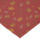 Goldenes Herbst-Blätter auf roter Tischdecke (Schrägansicht)