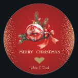 Goldenes Herz, Red Christmas Ball Bow Runder Aufkleber<br><div class="desc">Eleganter Glitzer Imitate goldenes Herz,  rote Weihnachtskugel und Bogen auf einem roten Hintergrund.</div>