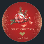 Goldenes Herz, Red Christmas Ball Bow Runder Aufkleber<br><div class="desc">Eleganter Glitzer Imitate goldenes Herz,  rote Weihnachtskugel und Bogen auf einem roten Hintergrund.</div>
