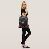 Goldenes Himmelsdesign mit Sonne und Orbits Tasche (Am Model)