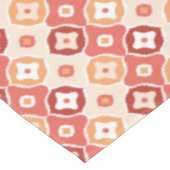 Goldenes ikat geometrisches Muster Tischdecke (Schrägansicht)