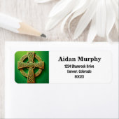 Goldenes Keltenkreuz auf grüner Rücksendeadresse (Insitu)