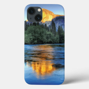 Goldenes Licht auf halber Haube iPhone 13 Hülle