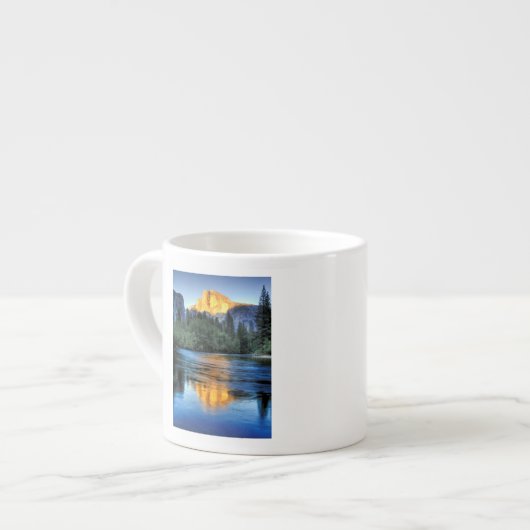 Goldenes Licht auf halber Haube Espressotasse (Vorderseite Links)