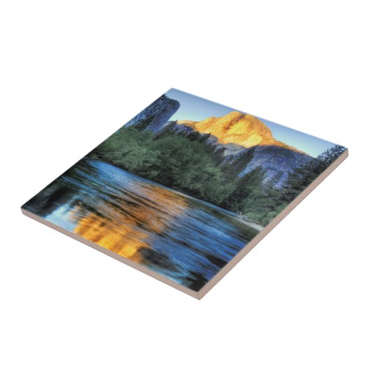 Goldenes Licht auf halber Haube Fliese (Seite)