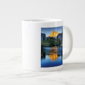 Goldenes Licht auf halber Haube Jumbo-Tasse (Vorderseite Rechts)