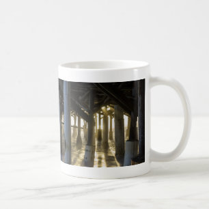 Goldenes Licht durch die Tasse des Kaffees