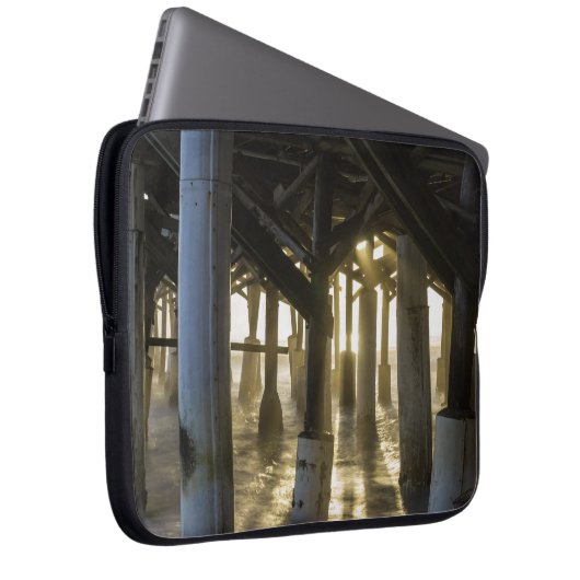 Goldenes Licht durch Laptopschutzhülle (Vorne Rechts)