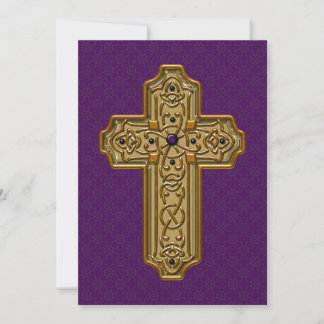 Goldenes Metallkreuz mit lila dekorativem Hintergr Feiertagskarte