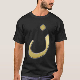 Goldenes N für Nazarine - auf Schwarzem T-Shirt