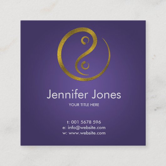 Goldenes prägeartiges Yin Yang Symbol auf Lila Quadratische Visitenkarte (Vorderseite)