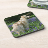 Goldenes Retreiver in den Blumen Untersetzer (Linke Seite)
