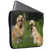Goldenes Retreivers im Gras Laptopschutzhülle (Vorne Rechts)