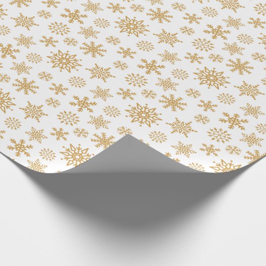 Goldenes Schneeflocken-Muster im weißen Hintergrun Geschenkpapier (Ecke)