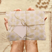 Goldenes Schneeflockenmuster auf Rosa Seidenpapier