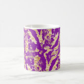 Goldenes Sparkordmuster über Lila Kaffeetasse (Mittel)