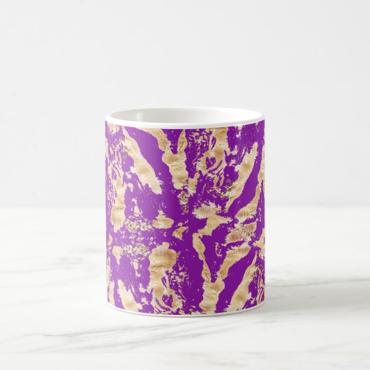 Goldenes Sparkordmuster über Lila Kaffeetasse (Mittel)