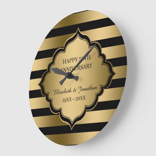 Goldenes Streifenmuster und große Uhr (Winkel)