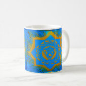 goldenes Tantrylesymbol auf blau Kaffeetasse (VorderseiteRechts)