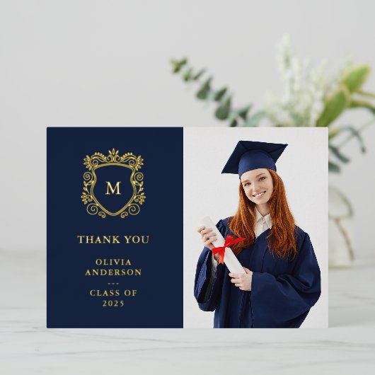 Goldenes Wappen | Eleganter Abschluss Danke Gold Folieneinladung (Stehend vorne)