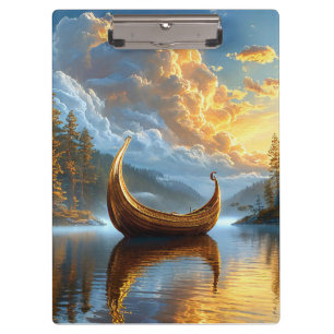 Goldenes Wikinger-inspiriertes Boot, das auf dem m Klemmbrett
