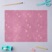 Goldes Abstraktes Auge der Pfauenfedern auf Rosa Seidenpapier (Basteln)