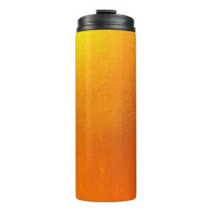 Goldfarbe oder Folie auf dem Hintergrund der Wands Thermosbecher