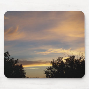 Goldfarbene Wolken bei Sonnenaufgang auf einem Mau Mousepad