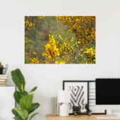 Goldfeine und gelbe Blumen Poster (Heimbüro)