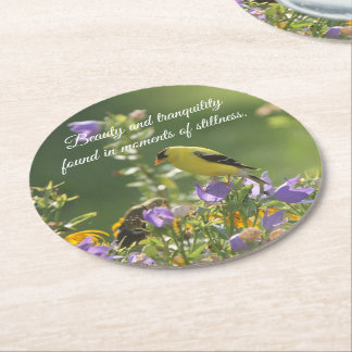 Goldfinch auf einer Harebell-Blume Runder Pappuntersetzer