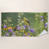 Goldfinch auf einer Harebell-Blume Strandtuch (Vorderseite)