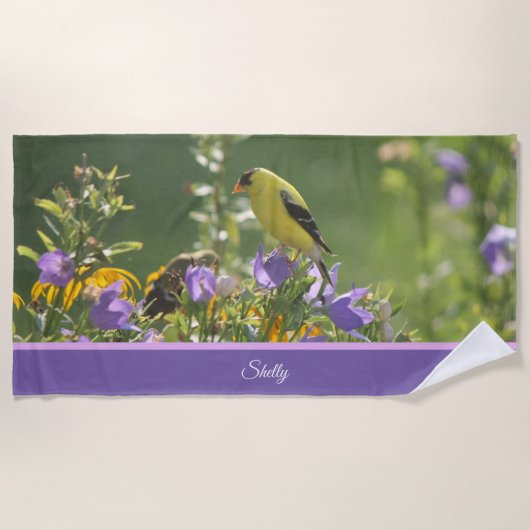 Goldfinch auf einer Harebell-Blume Strandtuch (Vorderseite)