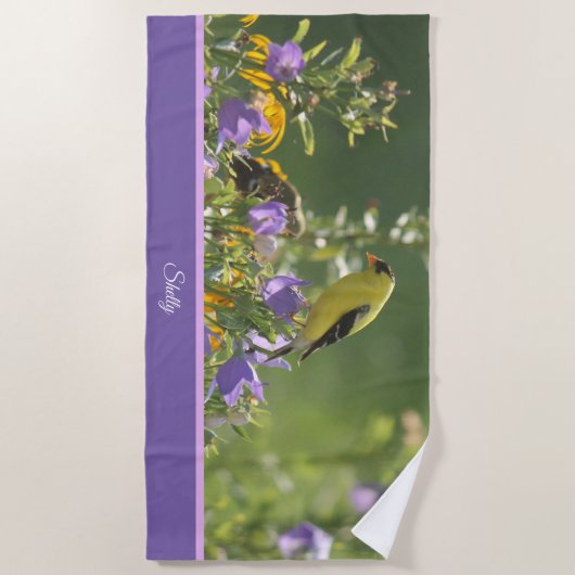 Goldfinch auf einer Harebell-Blume Strandtuch (Vorderseite)