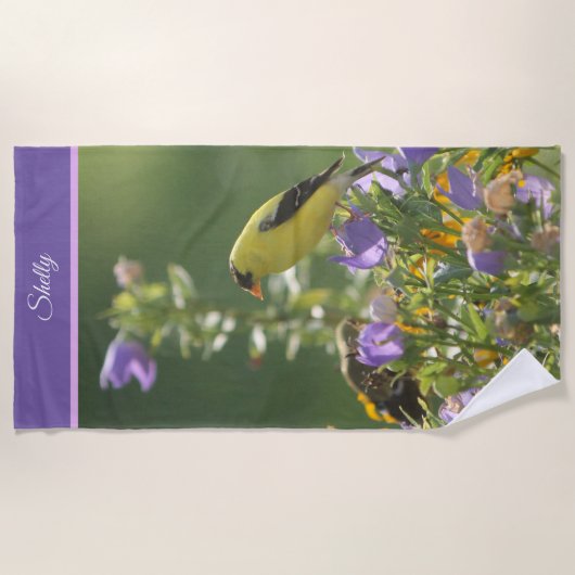 Goldfinch auf einer Harebell-Blume Strandtuch (Vorderseite)