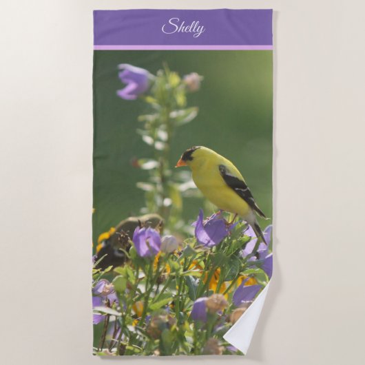 Goldfinch auf einer Harebell-Blume Strandtuch (Vorderseite)
