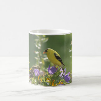 Goldfinch auf einer Harebell-Blume Verwandlungstasse
