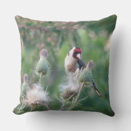 Goldfinch auf Fluffy Thistle Throw Kissen